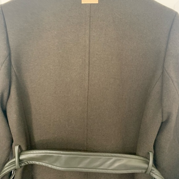 Vince Camuto Olive colour Wool coat. Zipper front. With button. Size Small. - Picture 6 of 9
